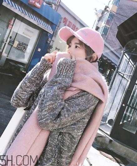 粉色圍巾怎么搭配衣服？粉色圍巾配什么顏色衣服？