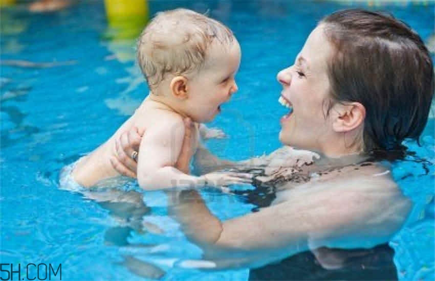 嬰幼兒睡覺翻白眼是怎么回事？寶寶學(xué)游泳有哪些講究？