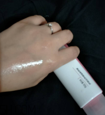 瓷肌晶透雪肌潔面乳可以卸妝嗎？清潔力如何？