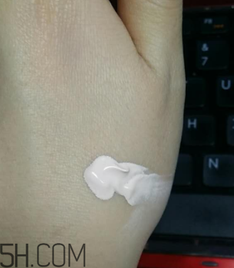 瓷肌礦物CC霜油不油？瓷肌礦物CC霜適合什么膚質(zhì)？