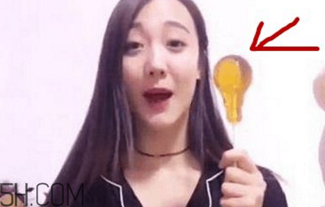 燈泡糖放進嘴巴為什么拿不出來？燈泡棒棒糖怎么拿出來？