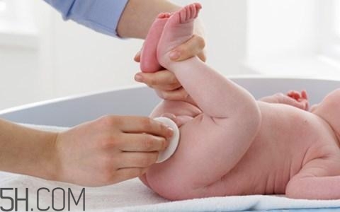 新生兒眼屎又多又黃是怎么回事？新生兒何時(shí)能坐飛機(jī)？
