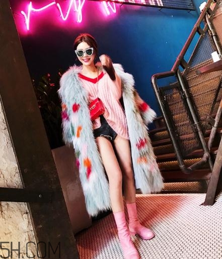 粉色內(nèi)搭怎么配外套？冬季也要風(fēng)度與溫度共存
