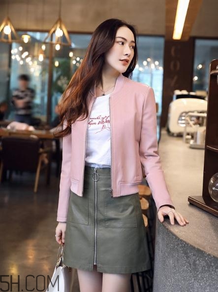 粉色皮衣怎么搭配好看？甜美機車少女風(fēng)
