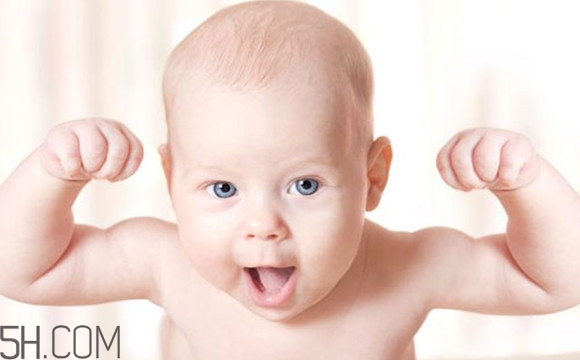 寶寶腿紋不對稱是怎么回事？嬰幼兒的生長發(fā)育標準是怎樣的？