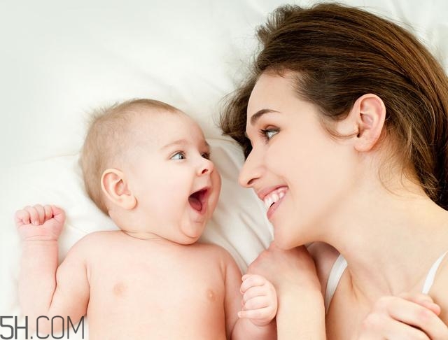 寶寶腿紋不對稱是怎么回事？嬰幼兒的生長發(fā)育標準是怎樣的？