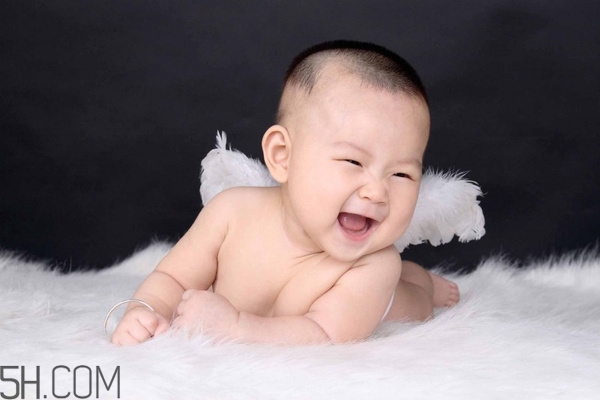 寶寶腿紋不對稱是怎么回事？嬰幼兒的生長發(fā)育標準是怎樣的？