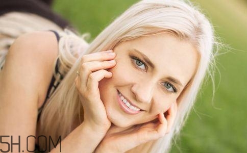 女性小便發(fā)黃是怎么回事？女性小便發(fā)黃有異味的原因有哪些？