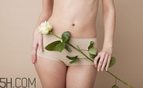 女性小便發(fā)黃是怎么回事？女性小便發(fā)黃有異味的原因有哪些？