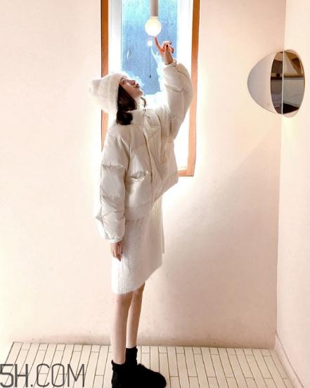 白色面包服怎么搭配？可愛與時尚并存的冬日穿搭