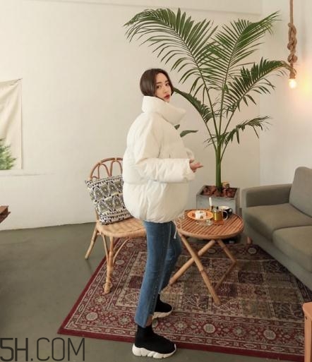 白色面包服怎么搭配？可愛與時尚并存的冬日穿搭