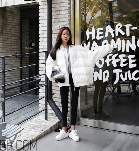 白色面包服怎么搭配？可愛與時尚并存的冬日穿搭