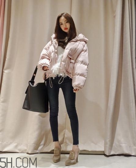 粉色面包服配什么褲子？少女心爆棚的經(jīng)典搭配