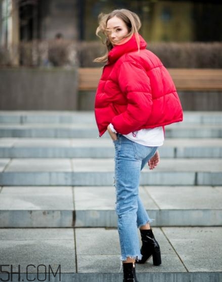紅色面包服怎么搭配？給寒冷的冬天帶來一絲熱情