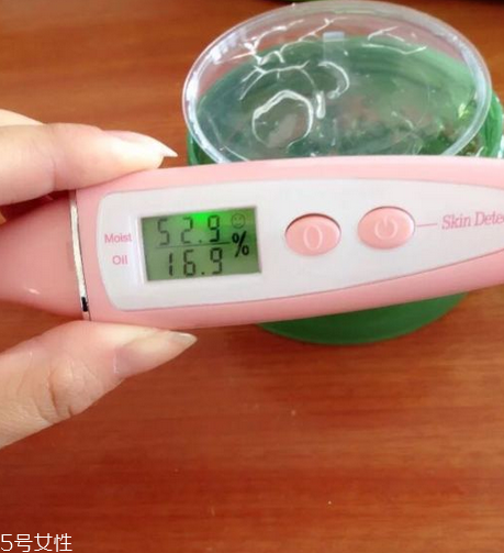得鮮蘆薈膠含酒精嗎？蘆薈膠當(dāng)睡眠面膜的作用