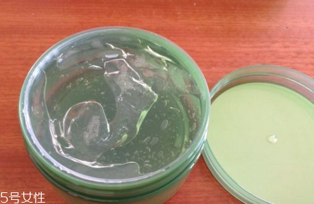 得鮮蘆薈膠含酒精嗎？蘆薈膠當(dāng)睡眠面膜的作用