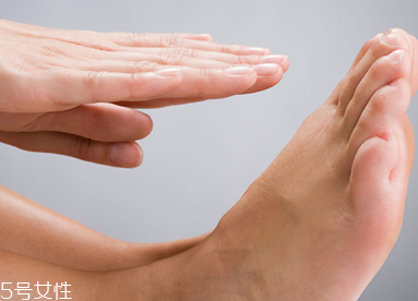 腳冷預(yù)示哪些疾??？或是心臟衰弱