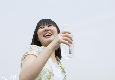 久坐不動上班族如何減肥？越努力工作的人越容易發(fā)胖
