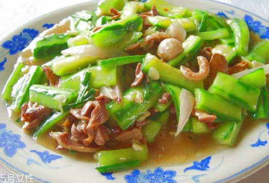 絲瓜的土腥味怎么去除？絲瓜切后不變色小技巧