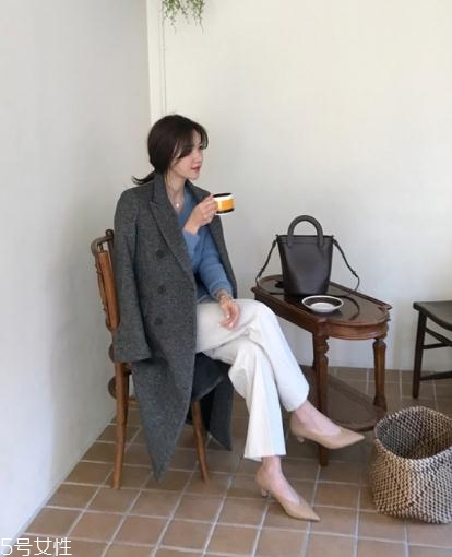 灰色大衣配什么顏色的毛衣？分分鐘穿出高級范兒