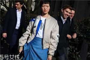 飛行員夾克里面穿什么？溫暖時尚兩不誤