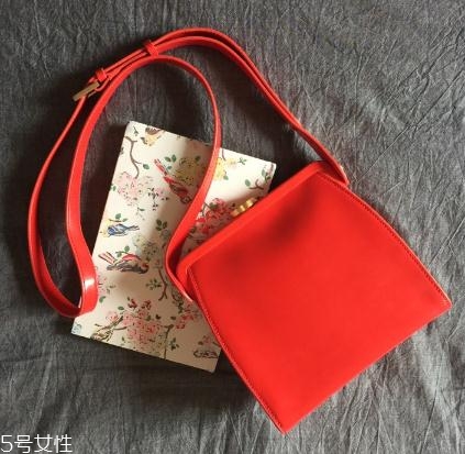 露露guinness什么檔次？這款紅唇包再不買(mǎi)就out了