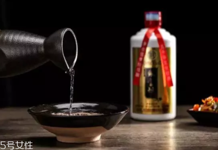 喝白酒有哪些好處？喝點白酒能激活腸胃