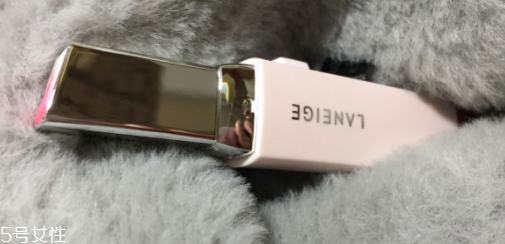 蘭芝V型唇膏01號色是什么樣的？淡粉色很溫婉