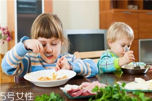 兒童進(jìn)補(bǔ)該注意什么？進(jìn)補(bǔ)需適當(dāng)