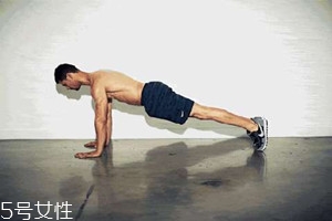 俯臥撐塌腰怎么辦？教你如何解決