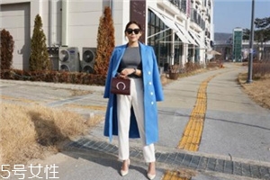 藍(lán)色大衣搭配什么包包？為你凹足造型感