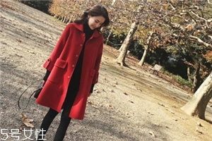 大紅色大衣配什么顏色毛衣？新年就要中國(guó)紅