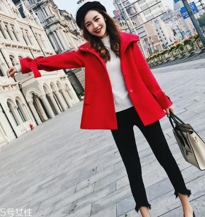 大紅色大衣配什么顏色毛衣？新年就要中國(guó)紅
