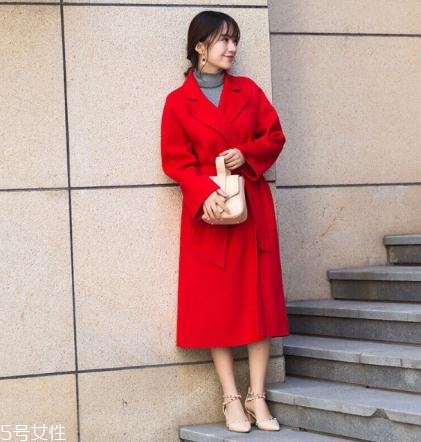 大紅色大衣配什么顏色毛衣？新年就要中國(guó)紅