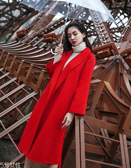 大紅色大衣配什么顏色毛衣？新年就要中國(guó)紅