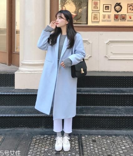 藍(lán)色大衣里面搭配什么？這樣穿更優(yōu)雅