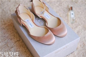 jimmy choo是哪個(gè)國家的牌子？每個(gè)女人都應(yīng)該擁有的高跟鞋