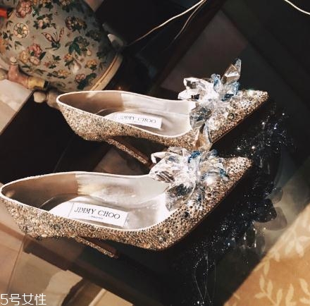 jimmy choo是哪個(gè)國家的牌子？每個(gè)女人都應(yīng)該擁有的高跟鞋