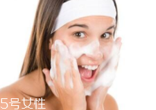 洗臉有白皮怎么回事？洗面奶太強勁