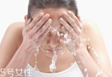 洗臉有白皮怎么回事？洗面奶太強勁