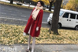 大紅色大衣配什么顏色圍巾好看？六種搭配溫暖冬季