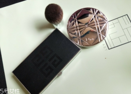 紀梵希和dior迪奧粉餅哪個好？