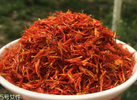 紅花泡腳一次放多少？從小劑量開始