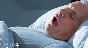睡覺(jué)時(shí)打鼾怎么辦？謹(jǐn)防嚴(yán)重時(shí)猝死