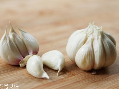 吃大蒜對(duì)腎有好處嗎？大蒜泡酒可補(bǔ)腎