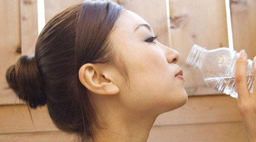 哪些病癥不能多喝熱水？這三類人絕對不能喝熱水