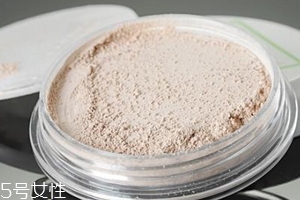 散粉取粉用什么好？粉撲和化妝刷要配合使用