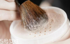 散粉取粉用什么好？粉撲和化妝刷要配合使用