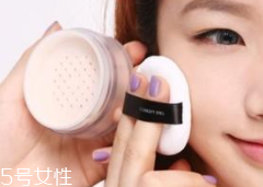 散粉取粉用什么好？粉撲和化妝刷要配合使用