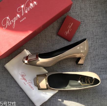 roger vivier是哪個國家的牌子？方扣鞋里的經(jīng)典之作